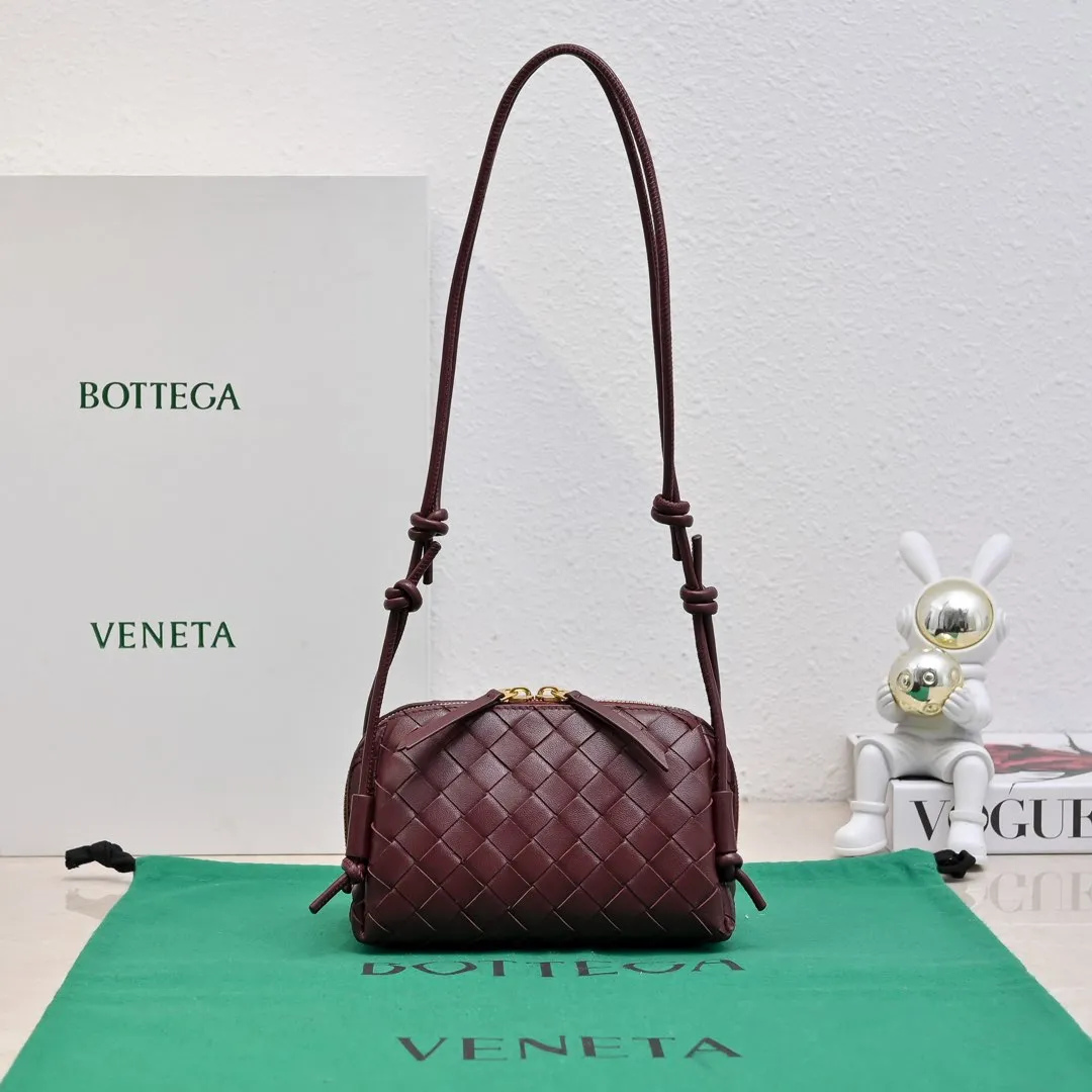 Batch 1260 #Bv The new Concert pouch is the most beautiful and practical mini bag I have ever seen 🎈 The bag body adopts the classic lntrecciato weaving process✅ It is equipped with a leather double-headed zipper, the opening is wide, easy to take and put, the shoulder strap knot can be slid to adjust the length freely, that is, 🉑️crossbody/underarm, and can be used as a clutch bag. Small body, large capacity, so practical! The key is that it is extremely versatile! Come and buy this small, exquisite, beautiful and versatile bag 👍 Model: 4258 Size: 18.5*11.5*8.5